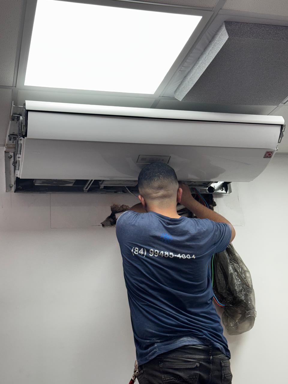 Técnico da Alvest realizando manutenção especializada